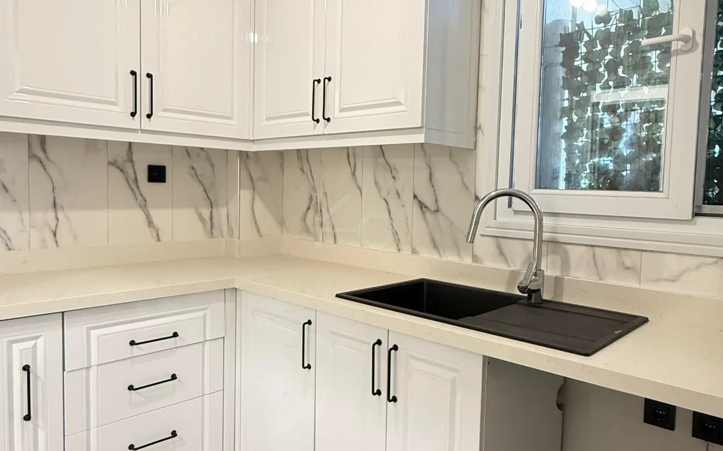 Academy Suadiye Suadiye Sahilde 2+1 Bahçe Katı 80 M2 Net İçi Yenilenmiş Balkonlu
