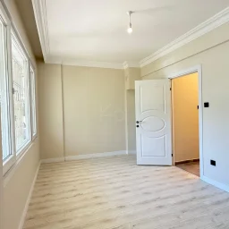 Academy Suadiye Suadiye Sahilde 2+1 Bahçe Katı 80 M2 Net İçi Yenilenmiş Balkonlu