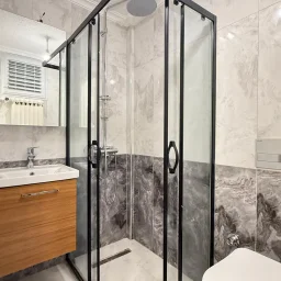 Academy Suadiye Suadiye Sahilde 2+1 Bahçe Katı 80 M2 Net İçi Yenilenmiş Balkonlu