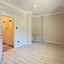 Academy Suadiye Suadiye Sahilde 2+1 Bahçe Katı 80 M2 Net İçi Yenilenmiş Balkonlu