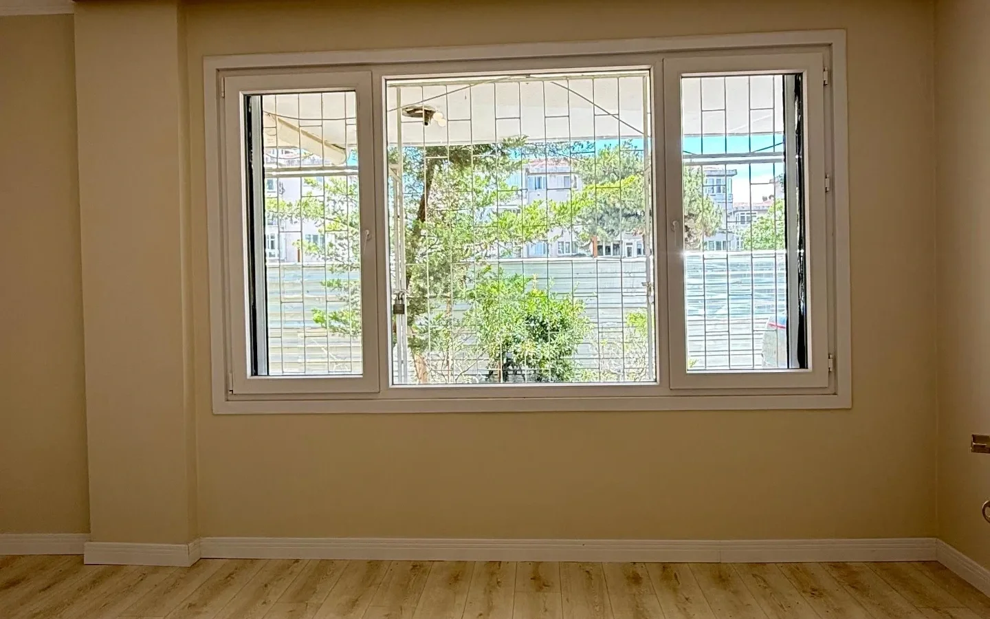 Academy Suadiye Suadiye Sahilde 2+1 Bahçe Katı 80 M2 Net İçi Yenilenmiş Balkonlu