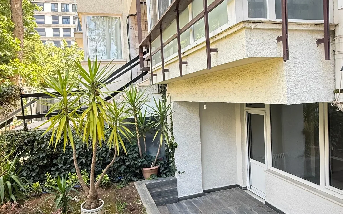 Academy Suadiye Suadiye Sahilde 2+1 Bahçe Katı 80 M2 Net İçi Yenilenmiş Balkonlu