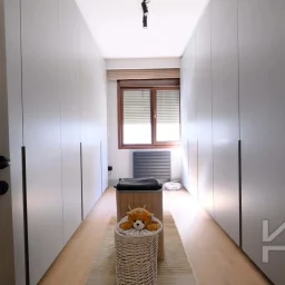 Laci̇vertcadde Taş Mektep'te Katta Tek 6+1 Çi̇ft Balkonlu 230m²