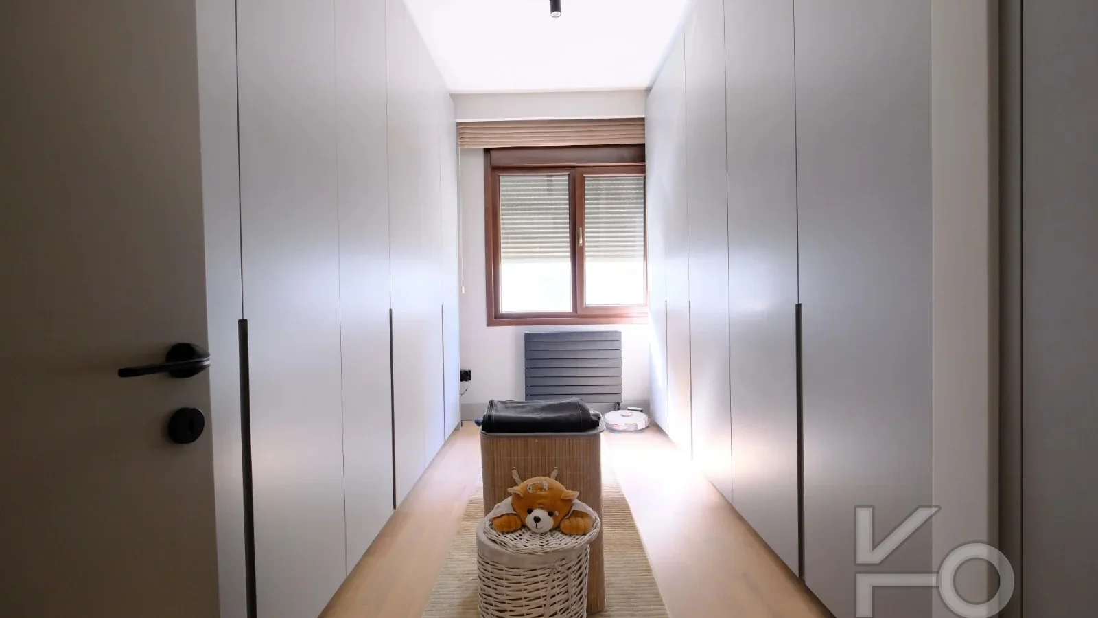 Laci̇vertcadde Taş Mektep'te Katta Tek 6+1 Çi̇ft Balkonlu 230m²