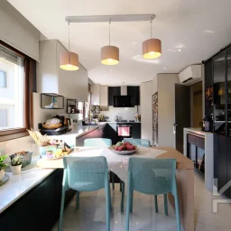 Laci̇vertcadde Taş Mektep'te Katta Tek 6+1 Çi̇ft Balkonlu 230m²
