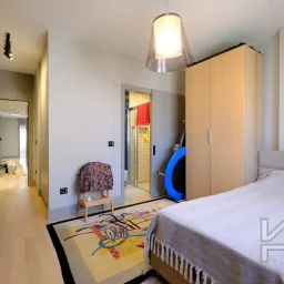 Laci̇vertcadde Taş Mektep'te Katta Tek 6+1 Çi̇ft Balkonlu 230m²