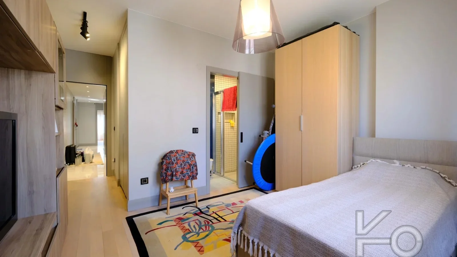Laci̇vertcadde Taş Mektep'te Katta Tek 6+1 Çi̇ft Balkonlu 230m²