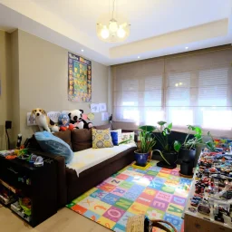 Laci̇vertcadde Taş Mektep'te Katta Tek 6+1 Çi̇ft Balkonlu 230m²