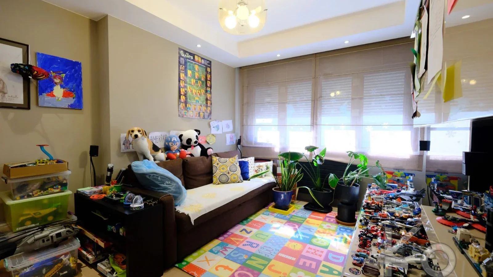 Laci̇vertcadde Taş Mektep'te Katta Tek 6+1 Çi̇ft Balkonlu 230m²