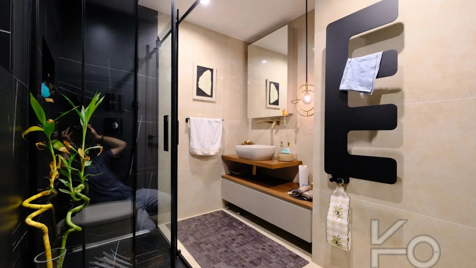 Laci̇vertcadde Taş Mektep'te Katta Tek 6+1 Çi̇ft Balkonlu 230m²