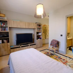 Laci̇vertcadde Taş Mektep'te Katta Tek 6+1 Çi̇ft Balkonlu 230m²