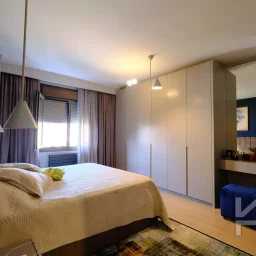 Laci̇vertcadde Taş Mektep'te Katta Tek 6+1 Çi̇ft Balkonlu 230m²