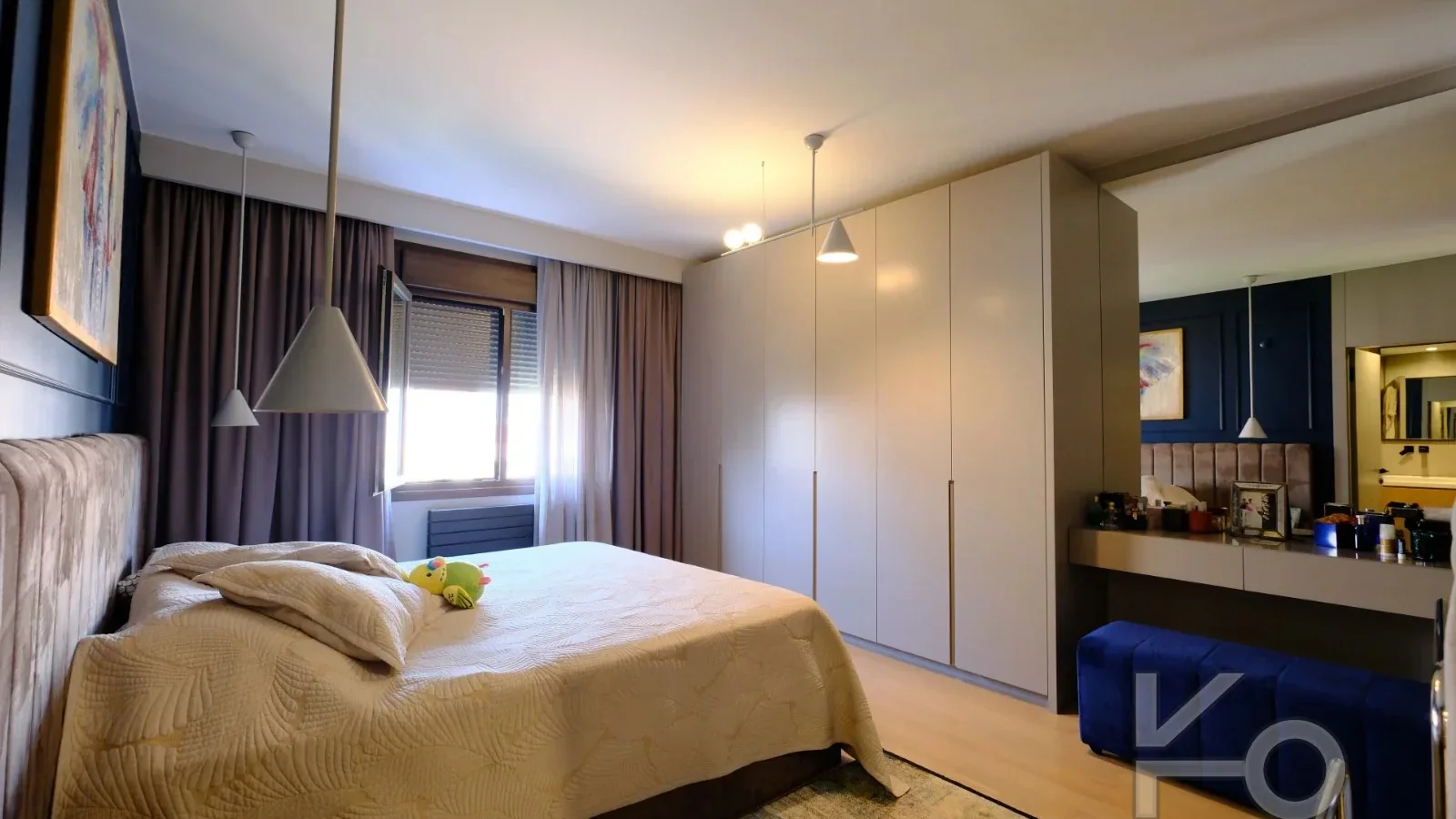 Laci̇vertcadde Taş Mektep'te Katta Tek 6+1 Çi̇ft Balkonlu 230m²