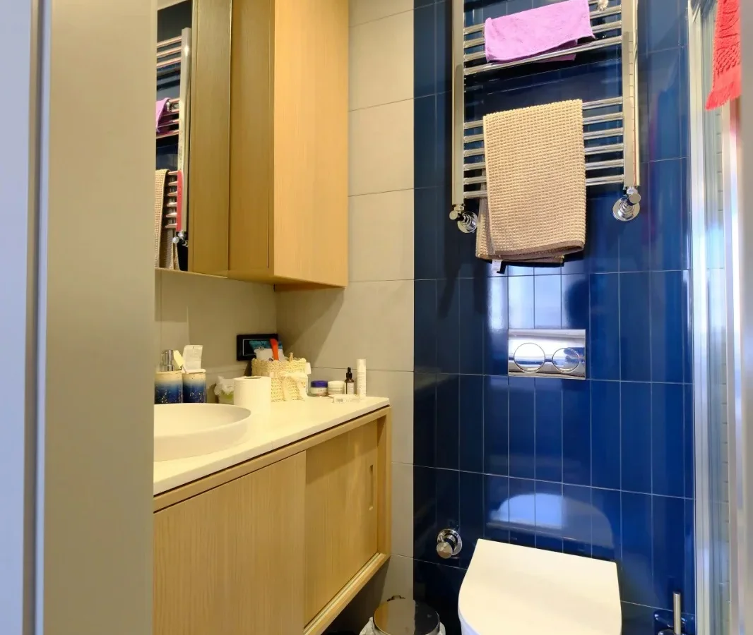 Laci̇vertcadde Taş Mektep'te Katta Tek 6+1 Çi̇ft Balkonlu 230m²