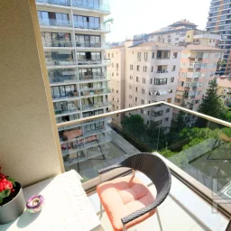 Laci̇vertcadde Taş Mektep'te Katta Tek 6+1 Çi̇ft Balkonlu 230m²