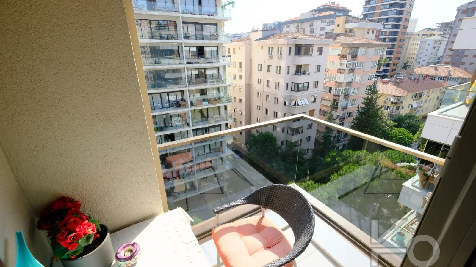 Laci̇vertcadde Taş Mektep'te Katta Tek 6+1 Çi̇ft Balkonlu 230m²