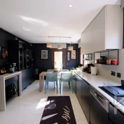 Laci̇vertcadde Taş Mektep'te Katta Tek 6+1 Çi̇ft Balkonlu 230m²