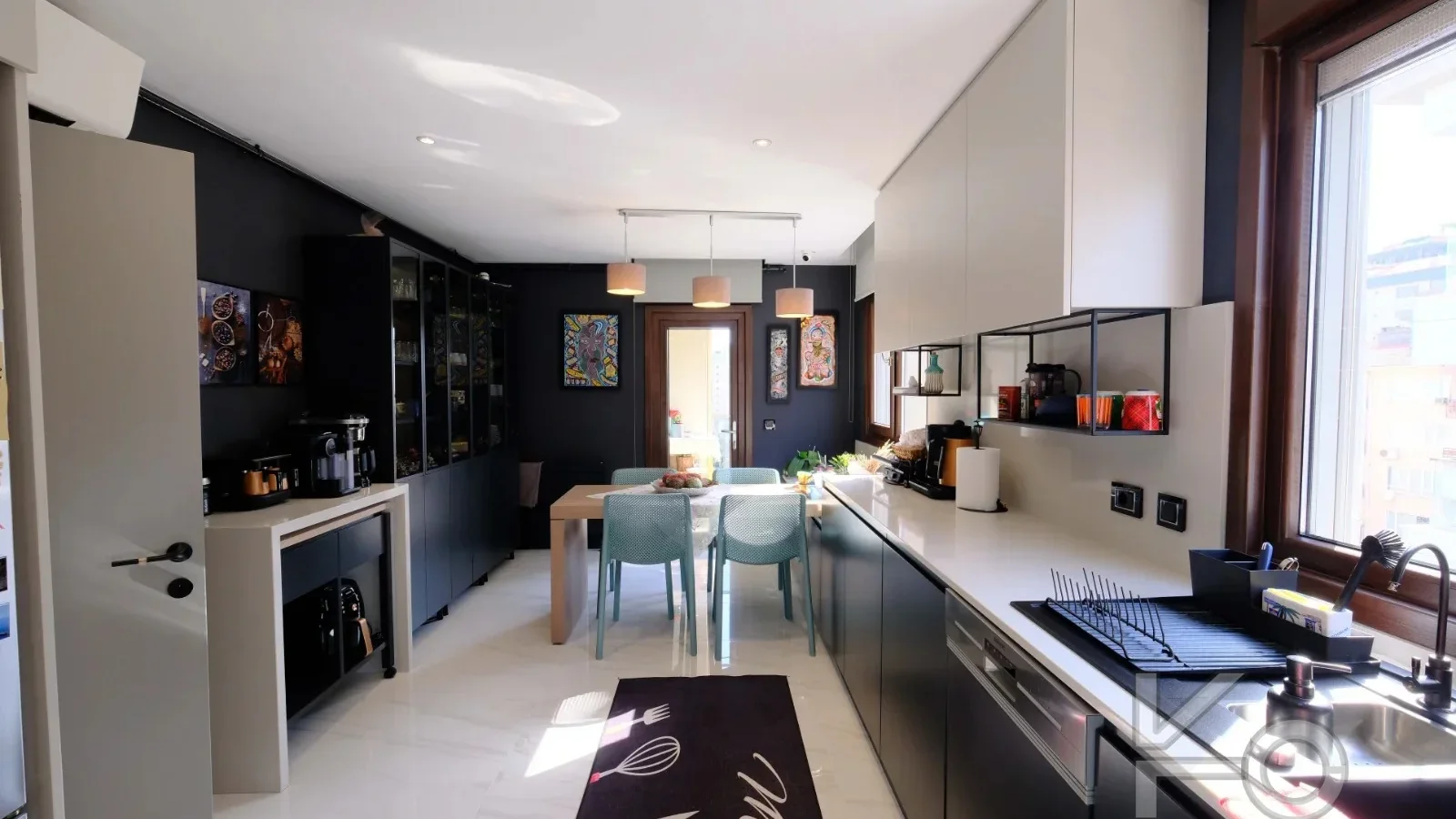 Laci̇vertcadde Taş Mektep'te Katta Tek 6+1 Çi̇ft Balkonlu 230m²