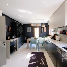 Laci̇vertcadde Taş Mektep'te Katta Tek 6+1 Çi̇ft Balkonlu 230m²