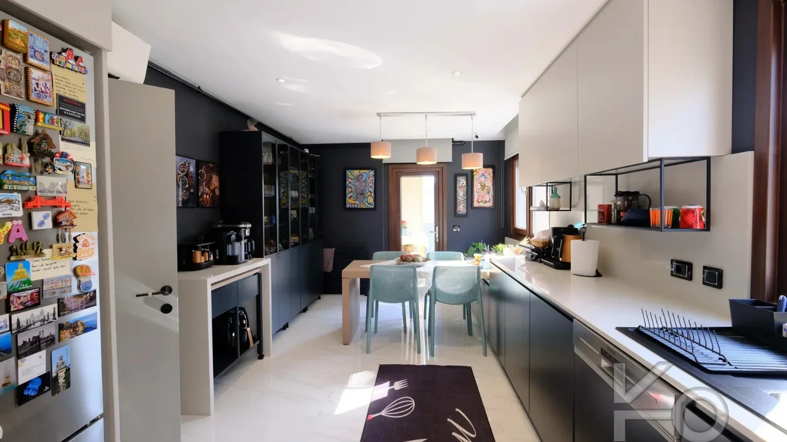Laci̇vertcadde Taş Mektep'te Katta Tek 6+1 Çi̇ft Balkonlu 230m²