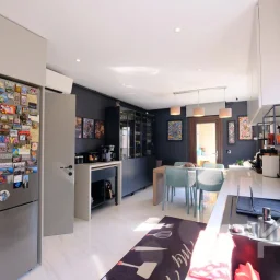 Laci̇vertcadde Taş Mektep'te Katta Tek 6+1 Çi̇ft Balkonlu 230m²