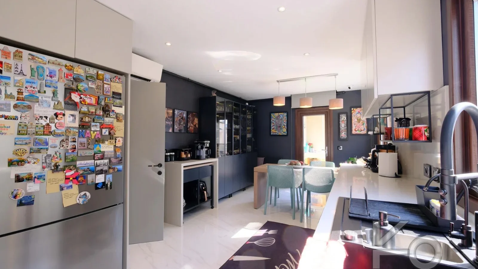 Laci̇vertcadde Taş Mektep'te Katta Tek 6+1 Çi̇ft Balkonlu 230m²