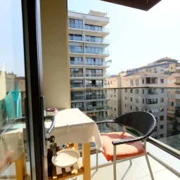 Laci̇vertcadde Taş Mektep'te Katta Tek 6+1 Çi̇ft Balkonlu 230m²