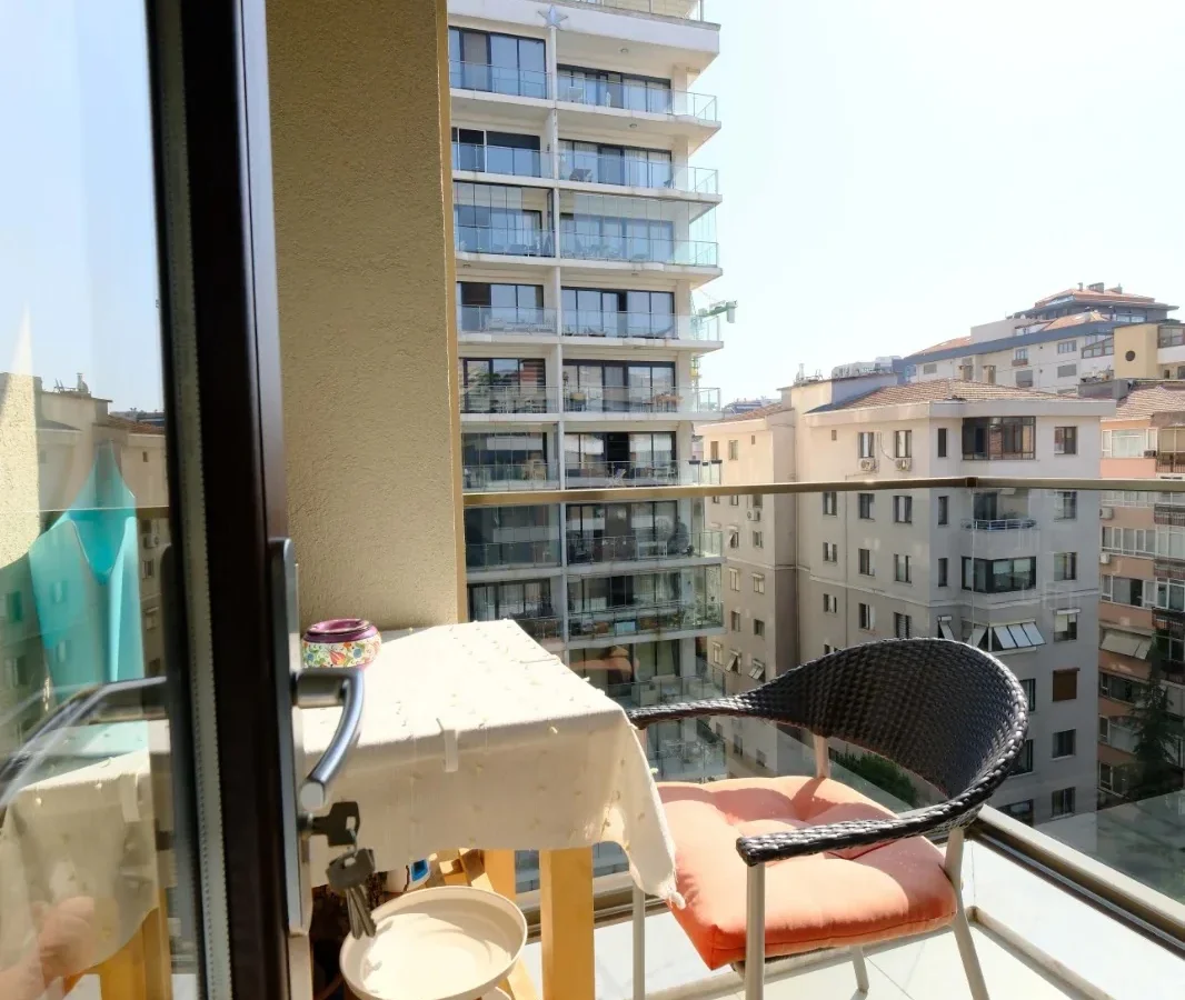 Laci̇vertcadde Taş Mektep'te Katta Tek 6+1 Çi̇ft Balkonlu 230m²