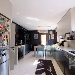 Laci̇vertcadde Taş Mektep'te Katta Tek 6+1 Çi̇ft Balkonlu 230m²