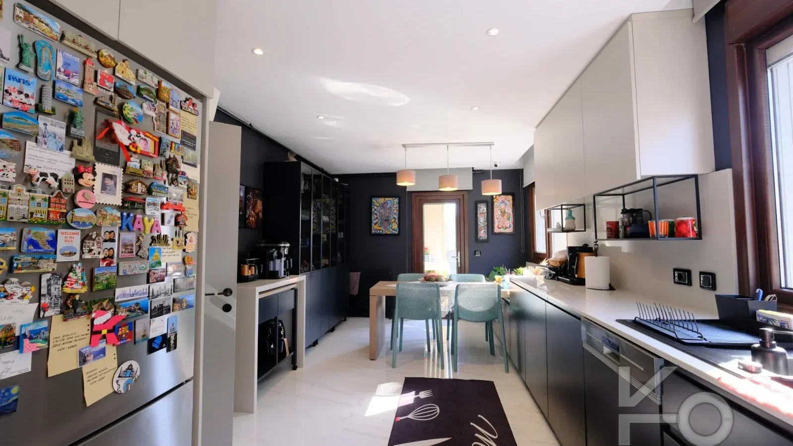 Laci̇vertcadde Taş Mektep'te Katta Tek 6+1 Çi̇ft Balkonlu 230m²