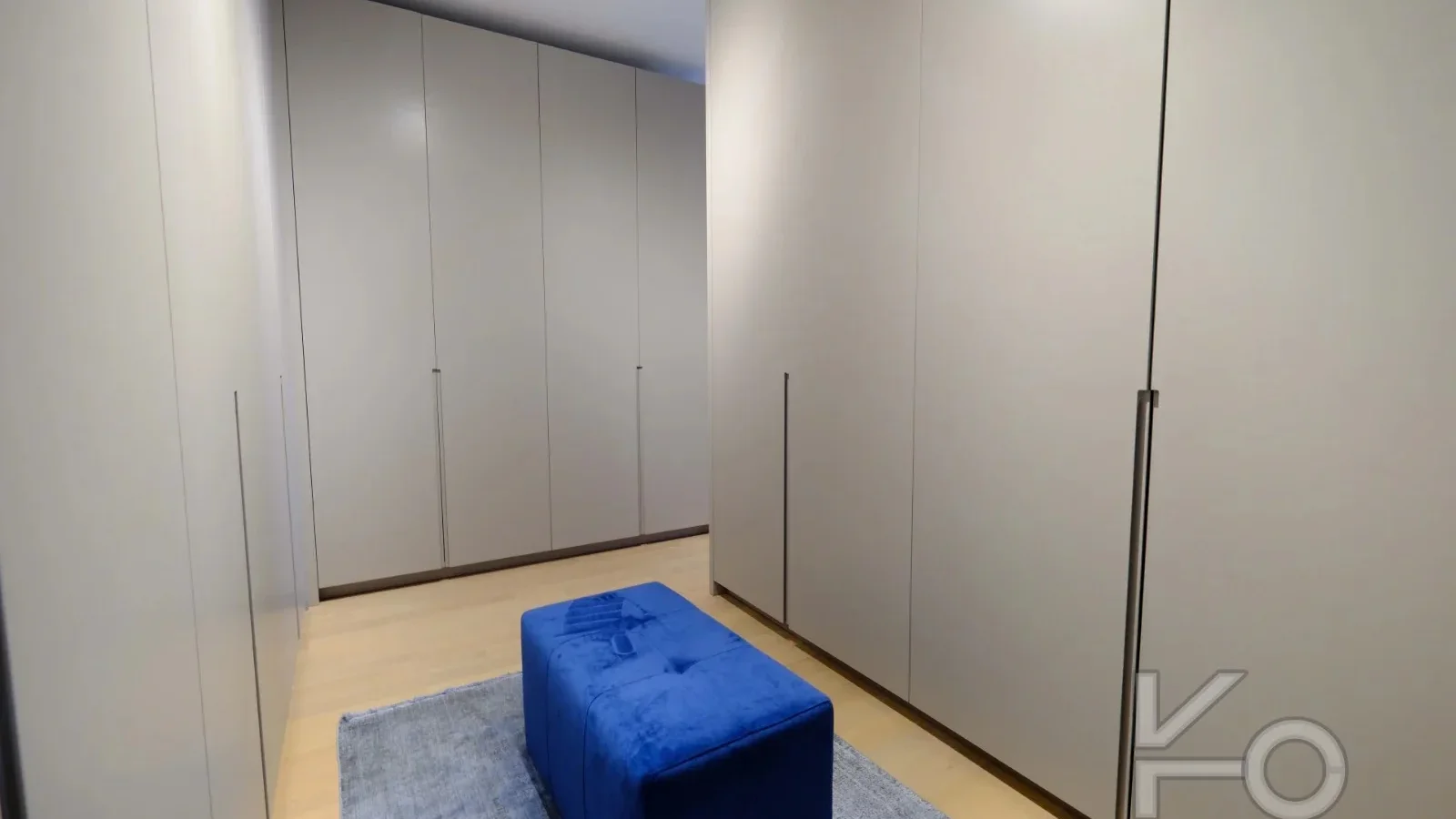 Laci̇vertcadde Taş Mektep'te Katta Tek 6+1 Çi̇ft Balkonlu 230m²