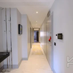 Laci̇vertcadde Taş Mektep'te Katta Tek 6+1 Çi̇ft Balkonlu 230m²