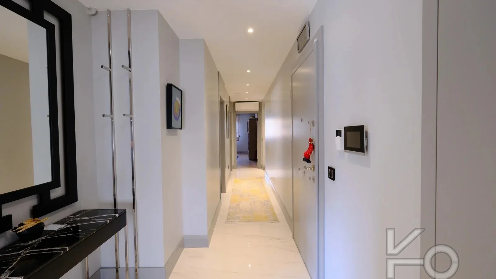 Laci̇vertcadde Taş Mektep'te Katta Tek 6+1 Çi̇ft Balkonlu 230m²