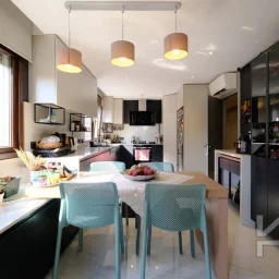 Laci̇vertcadde Taş Mektep'te Katta Tek 6+1 Çi̇ft Balkonlu 230m²