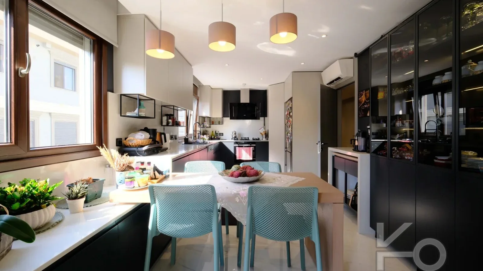 Laci̇vertcadde Taş Mektep'te Katta Tek 6+1 Çi̇ft Balkonlu 230m²