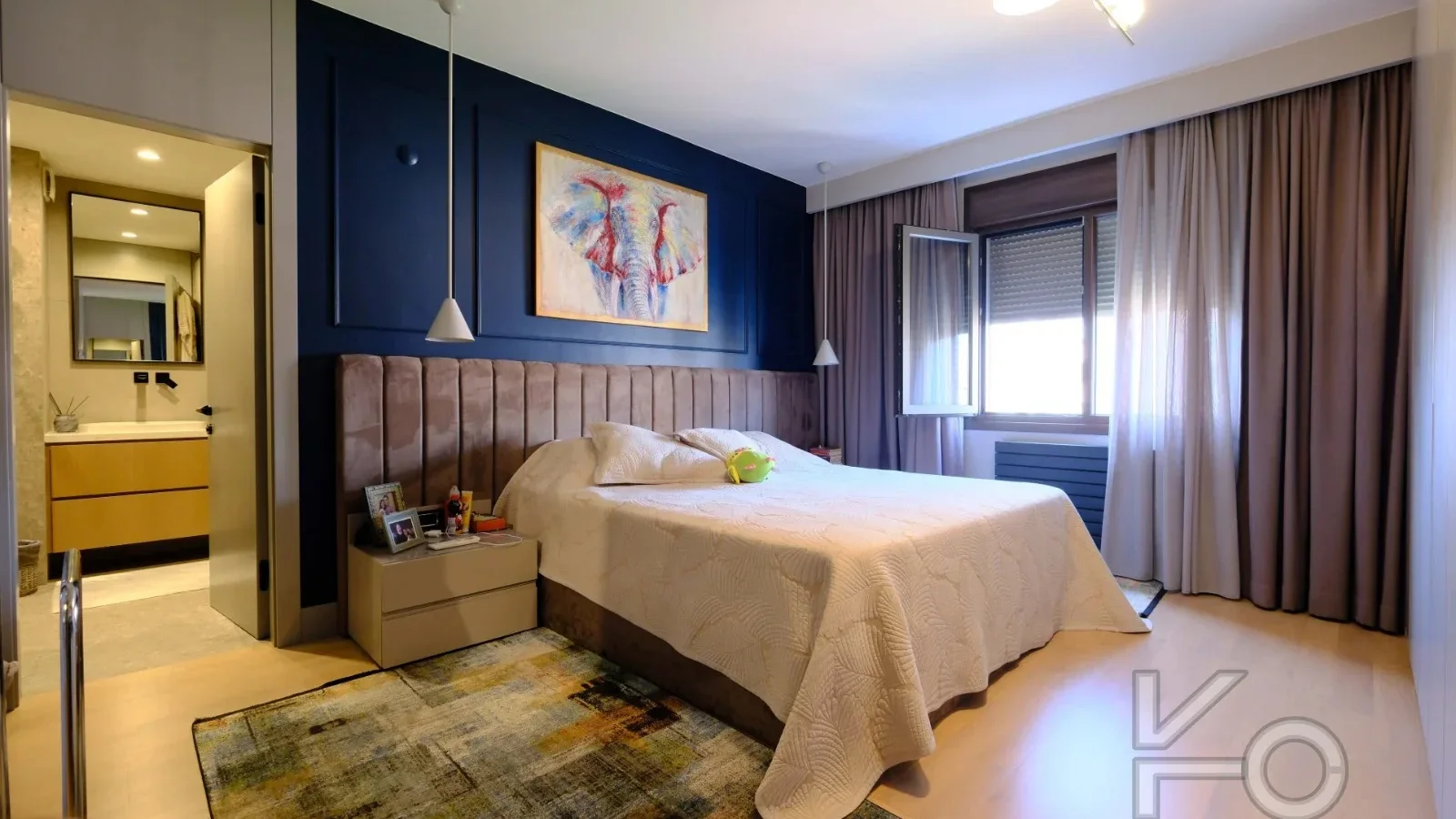 Laci̇vertcadde Taş Mektep'te Katta Tek 6+1 Çi̇ft Balkonlu 230m²