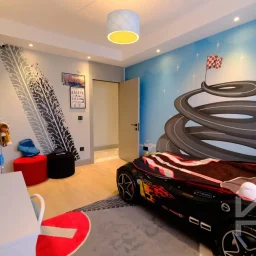 Laci̇vertcadde Taş Mektep'te Katta Tek 6+1 Çi̇ft Balkonlu 230m²