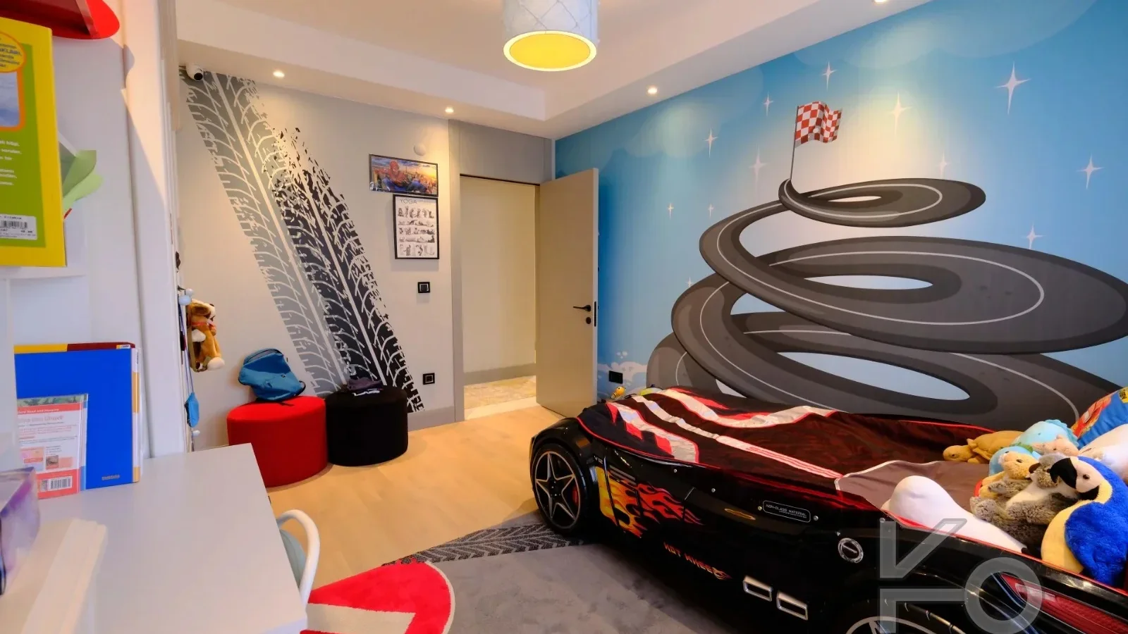 Laci̇vertcadde Taş Mektep'te Katta Tek 6+1 Çi̇ft Balkonlu 230m²