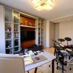 Laci̇vertcadde Taş Mektep'te Katta Tek 6+1 Çi̇ft Balkonlu 230m²