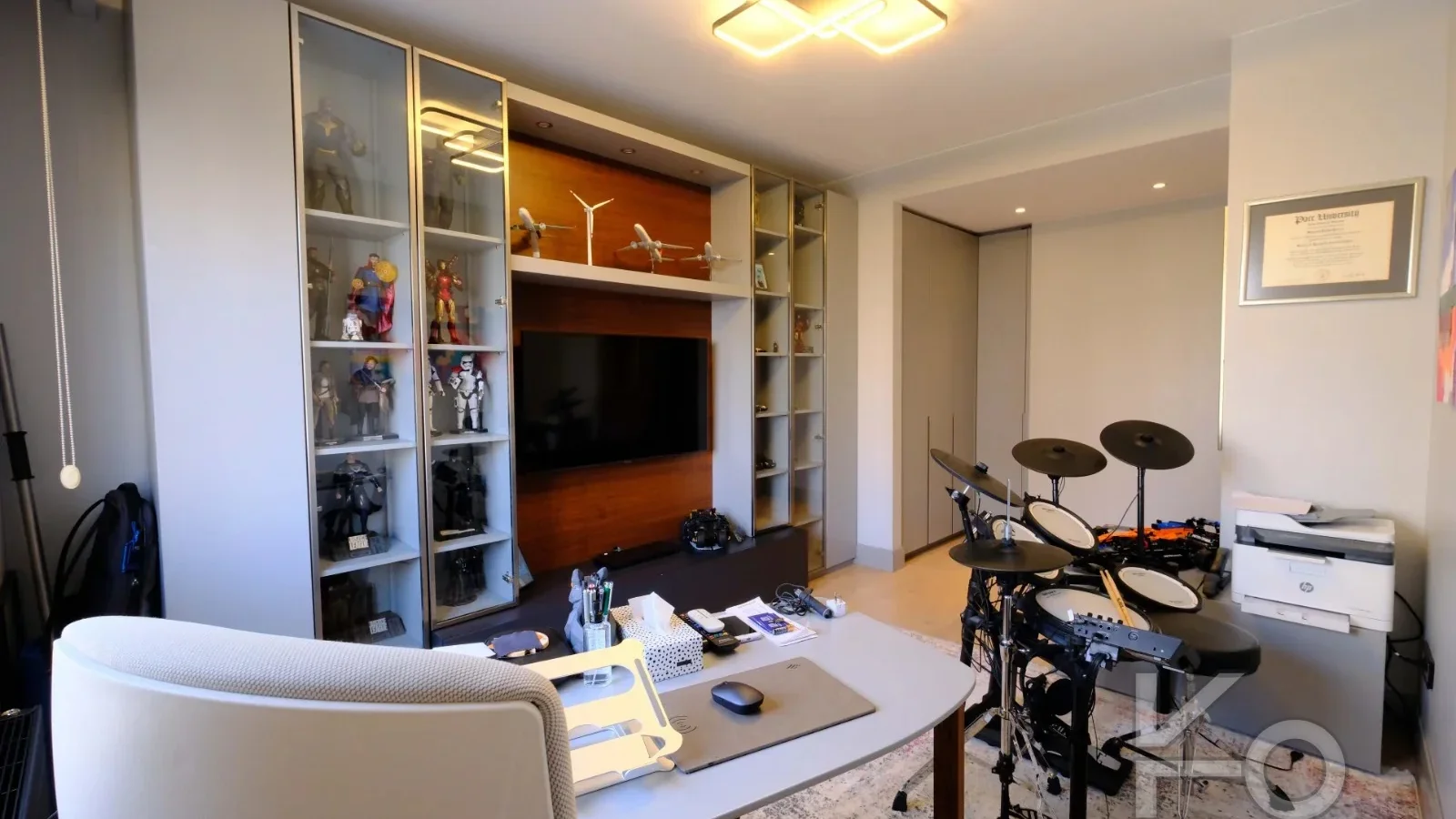Laci̇vertcadde Taş Mektep'te Katta Tek 6+1 Çi̇ft Balkonlu 230m²