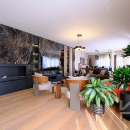Laci̇vertcadde Taş Mektep'te Katta Tek 6+1 Çi̇ft Balkonlu 230m²