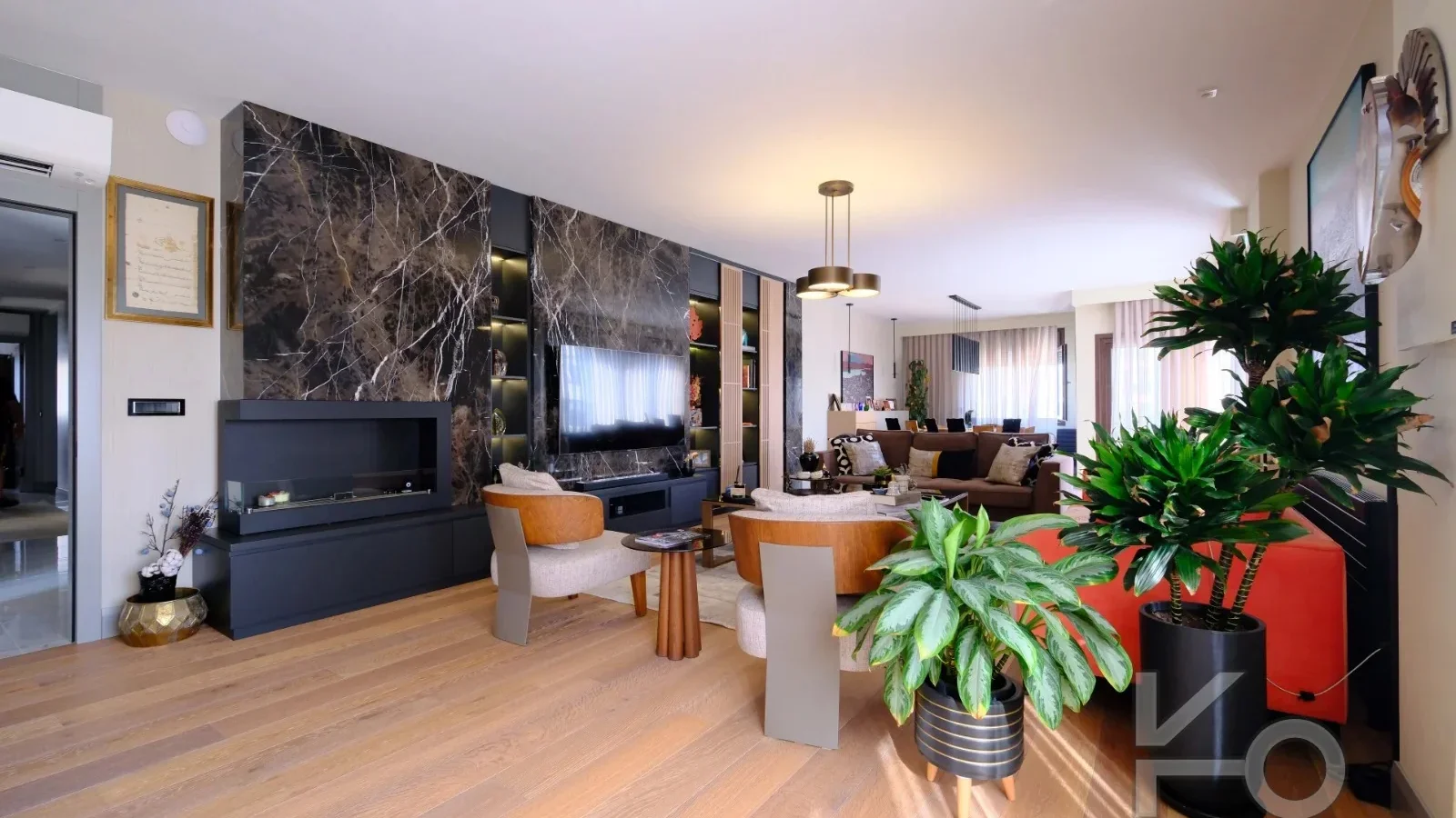 Laci̇vertcadde Taş Mektep'te Katta Tek 6+1 Çi̇ft Balkonlu 230m²