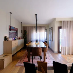 Laci̇vertcadde Taş Mektep'te Katta Tek 6+1 Çi̇ft Balkonlu 230m²