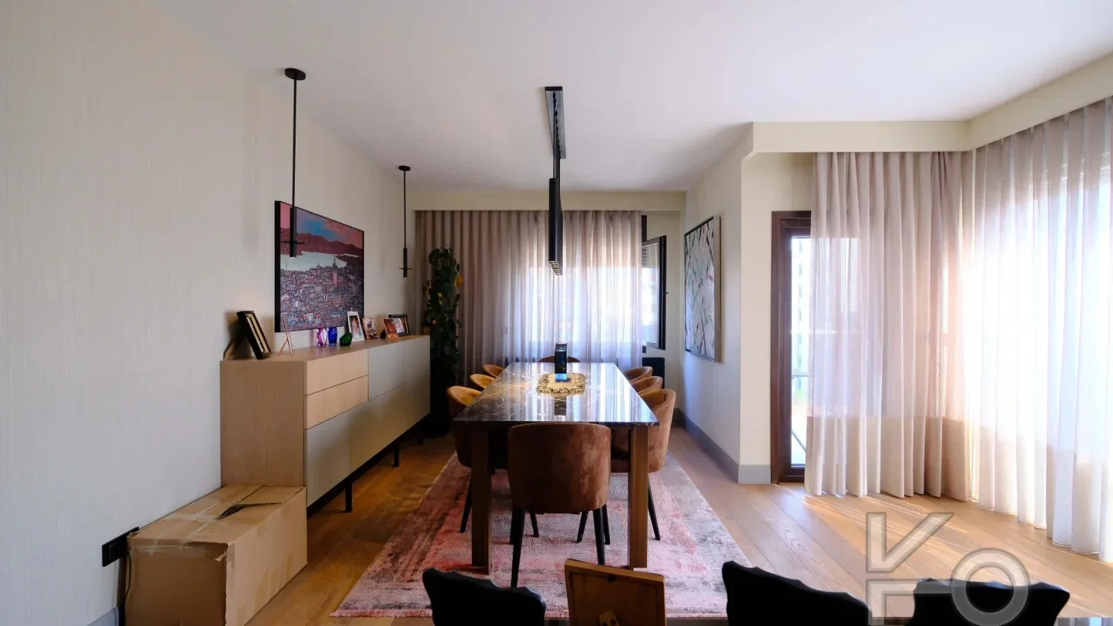 Laci̇vertcadde Taş Mektep'te Katta Tek 6+1 Çi̇ft Balkonlu 230m²