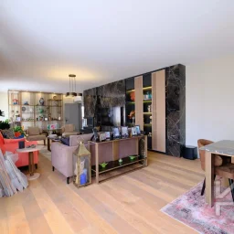 Laci̇vertcadde Taş Mektep'te Katta Tek 6+1 Çi̇ft Balkonlu 230m²