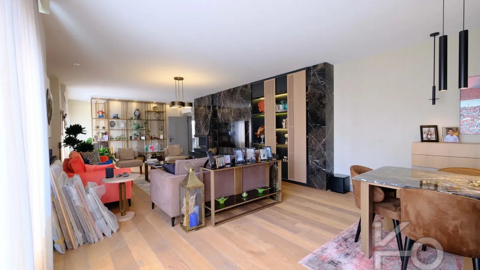Laci̇vertcadde Taş Mektep'te Katta Tek 6+1 Çi̇ft Balkonlu 230m²