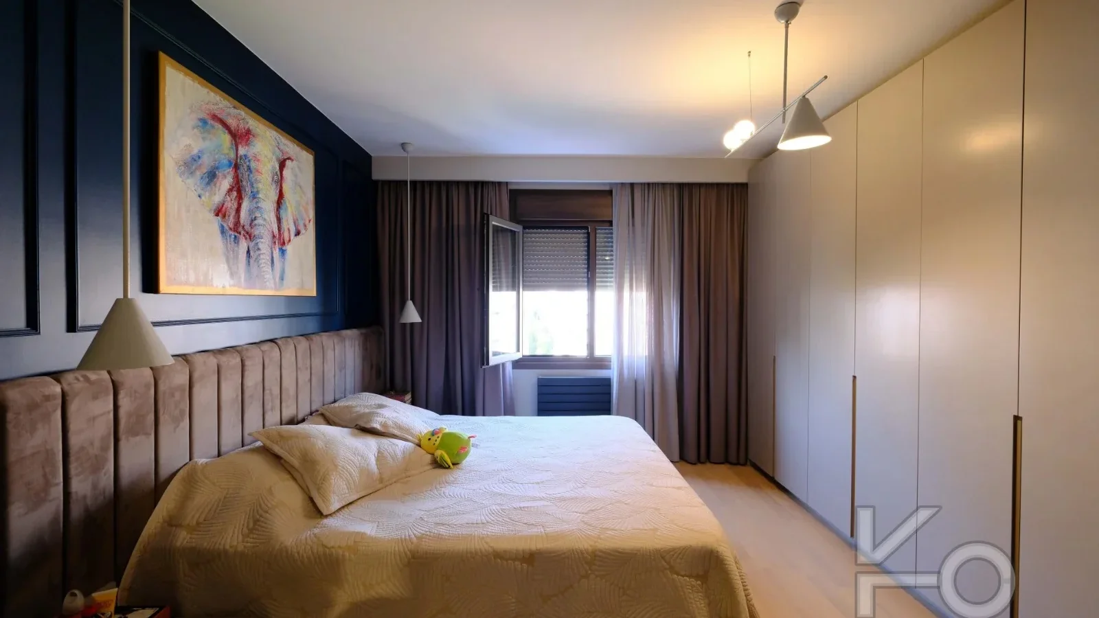 Laci̇vertcadde Taş Mektep'te Katta Tek 6+1 Çi̇ft Balkonlu 230m²