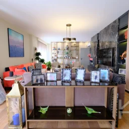Laci̇vertcadde Taş Mektep'te Katta Tek 6+1 Çi̇ft Balkonlu 230m²