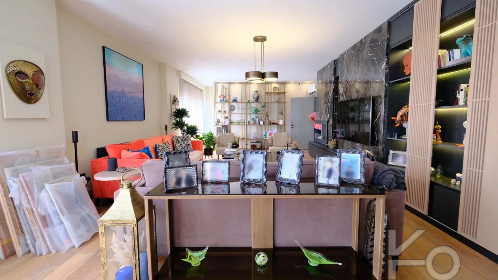 Laci̇vertcadde Taş Mektep'te Katta Tek 6+1 Çi̇ft Balkonlu 230m²