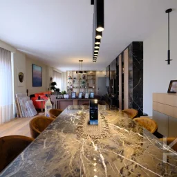Laci̇vertcadde Taş Mektep'te Katta Tek 6+1 Çi̇ft Balkonlu 230m²